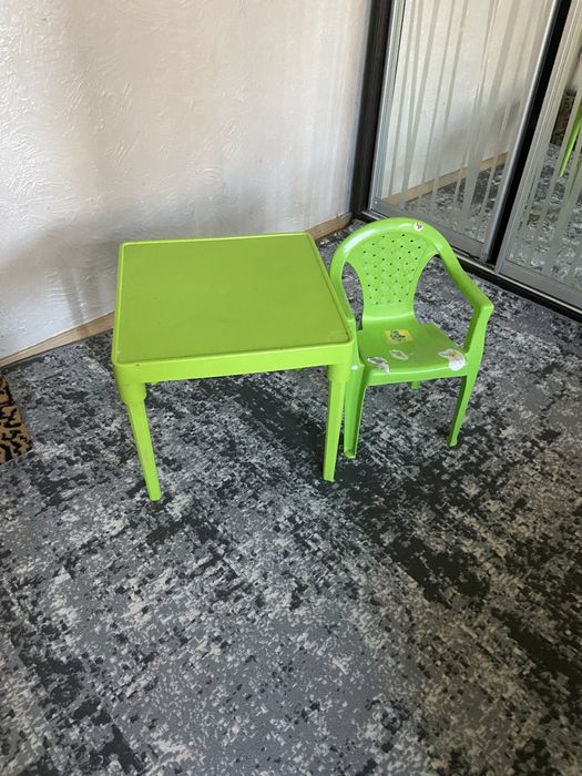 Дитячий столик і стілець