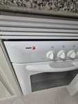 Placa a gás e forno. Forno quase nunca utilizado.