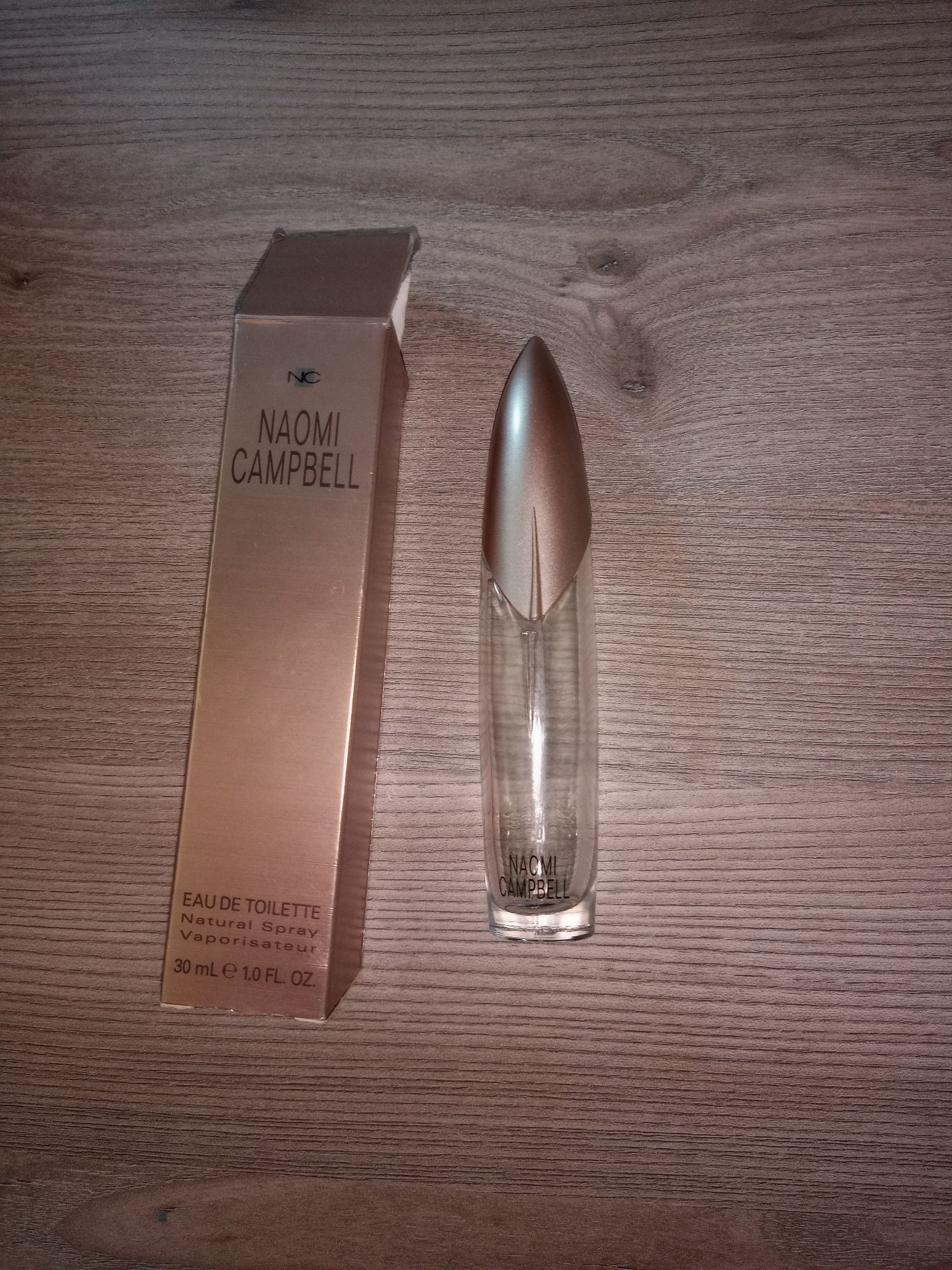 Flakon i karton po perfumach Naomi Campbell