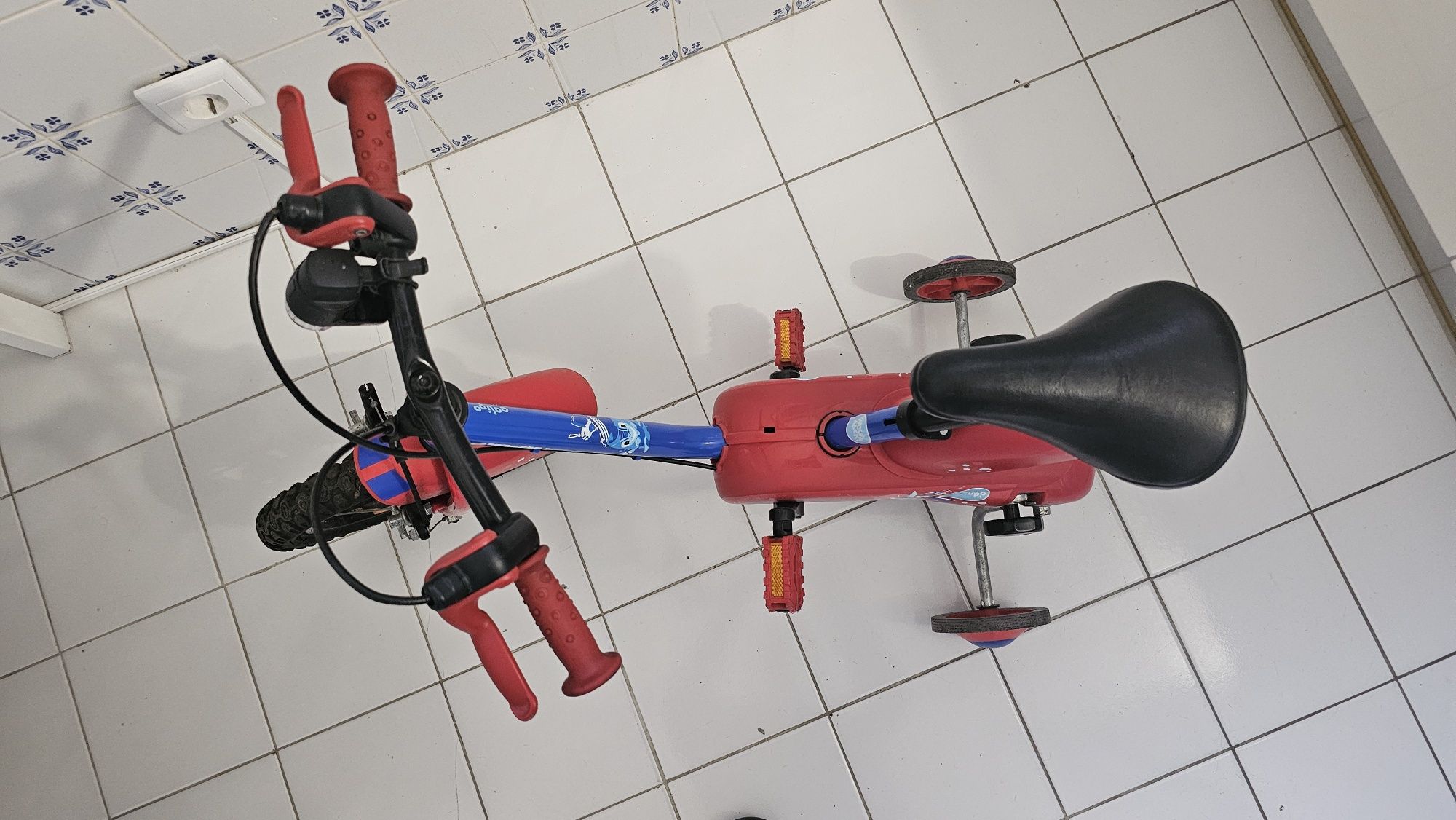 Bicicleta com rodinhas + capacete