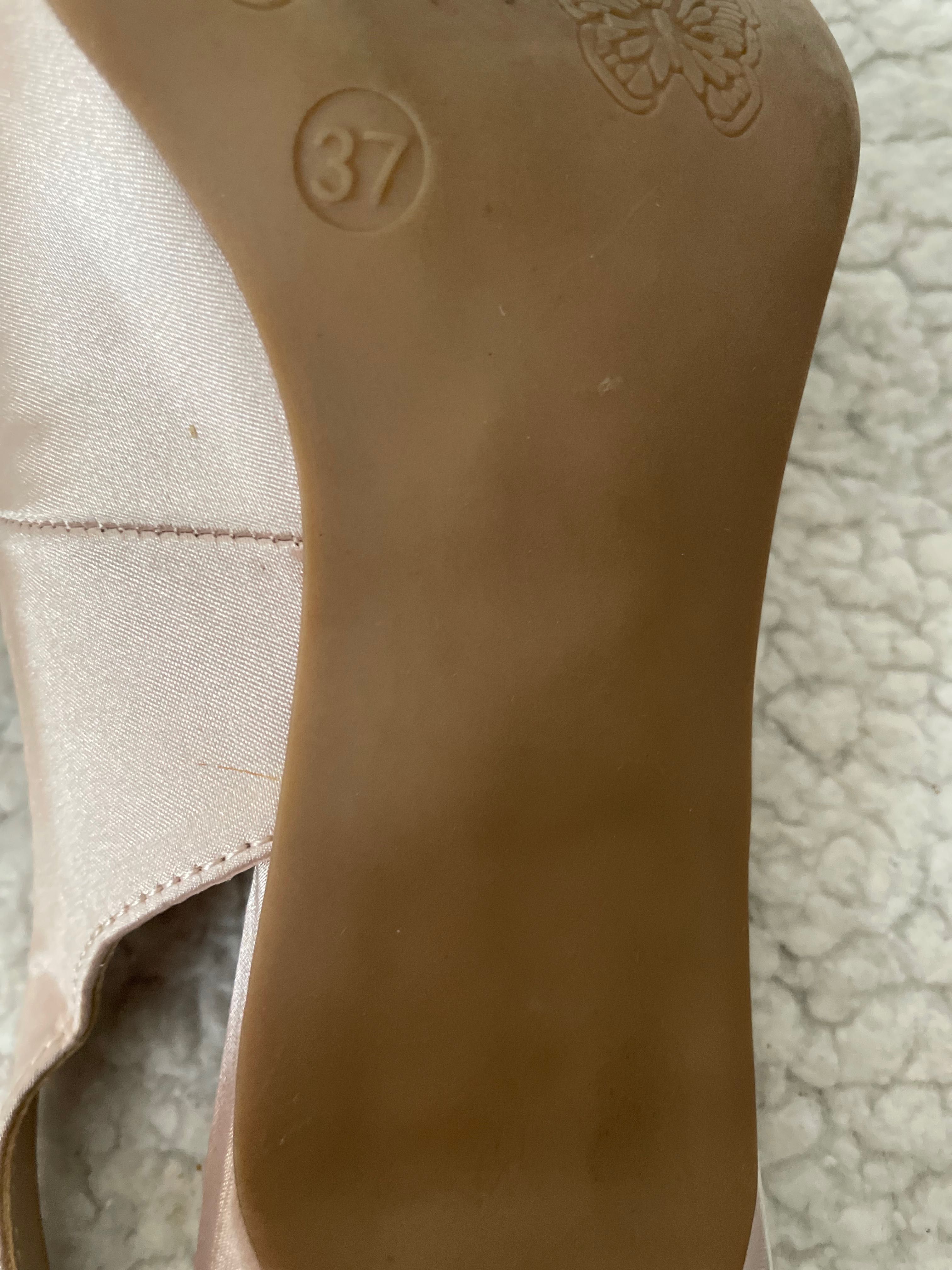 Buty na niskiej szpilce