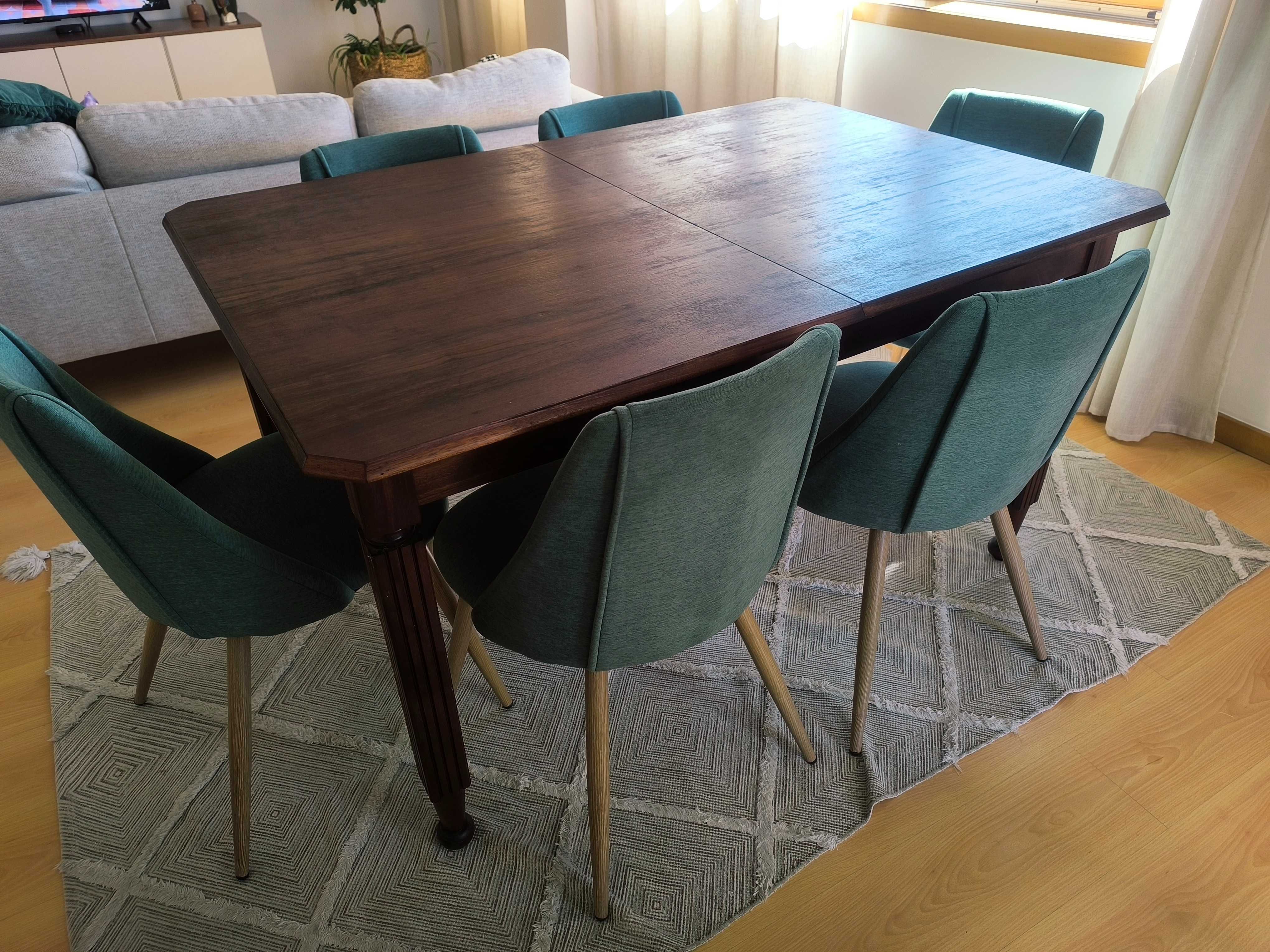 Conjunto Mesa de Jantar em Madeira + 6 Cadeiras Estofadas