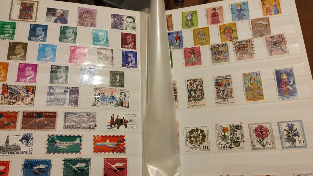 Album klaser ze starymi znaczkami pocztowymi z Europy