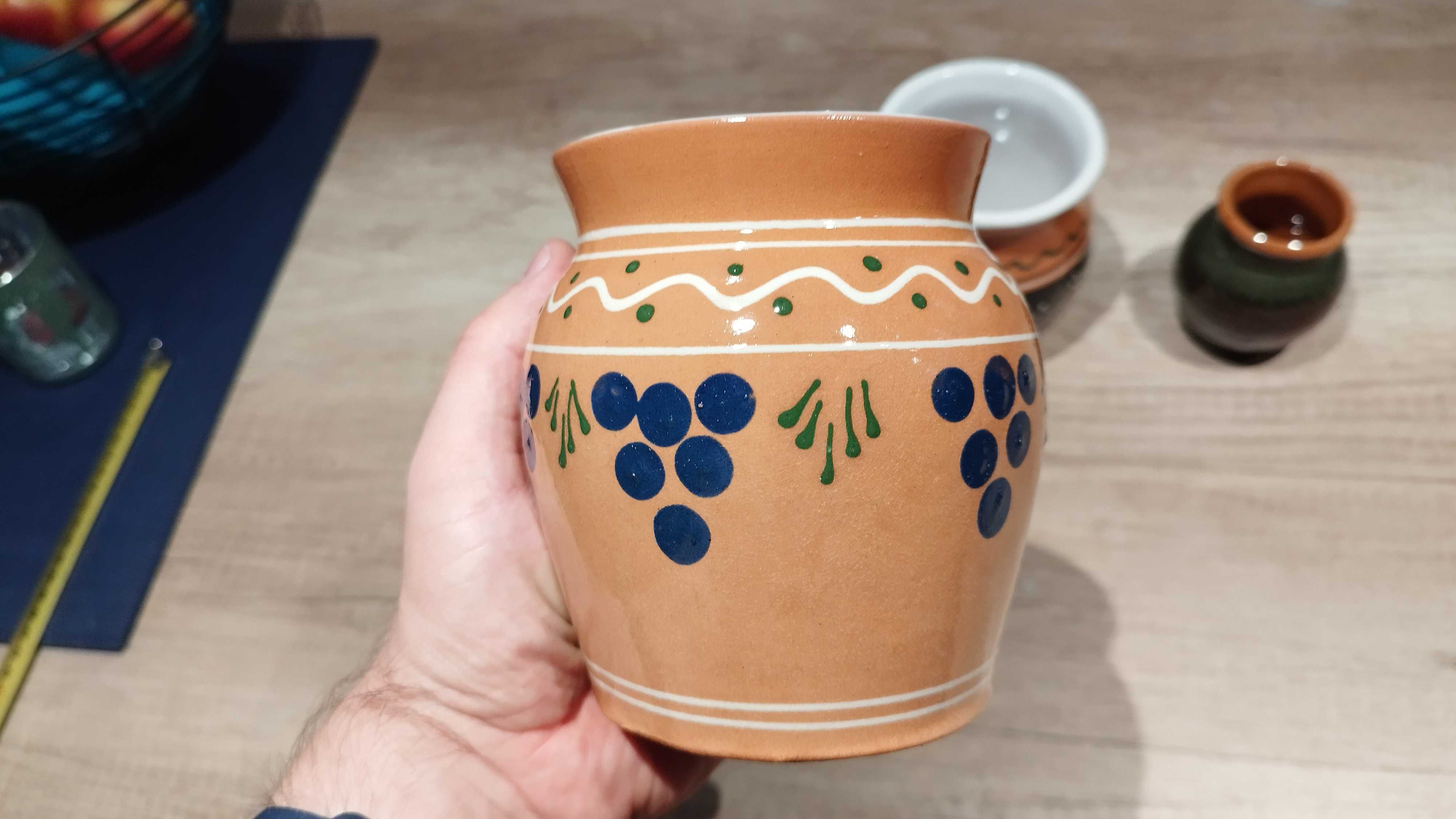 Zestaw trzech ceramicznych dzbanów, PRL