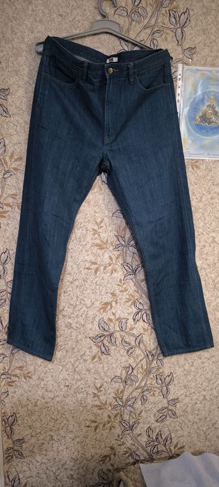 Широкие джинсы Uniqlo.