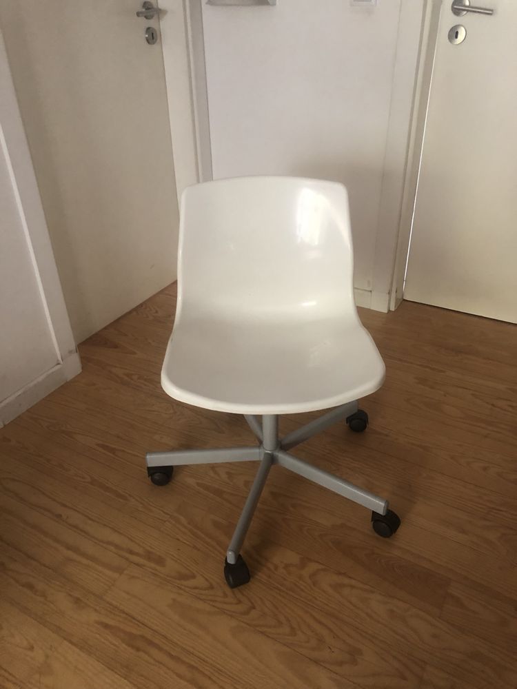Cadeira IKEA branca de secretária