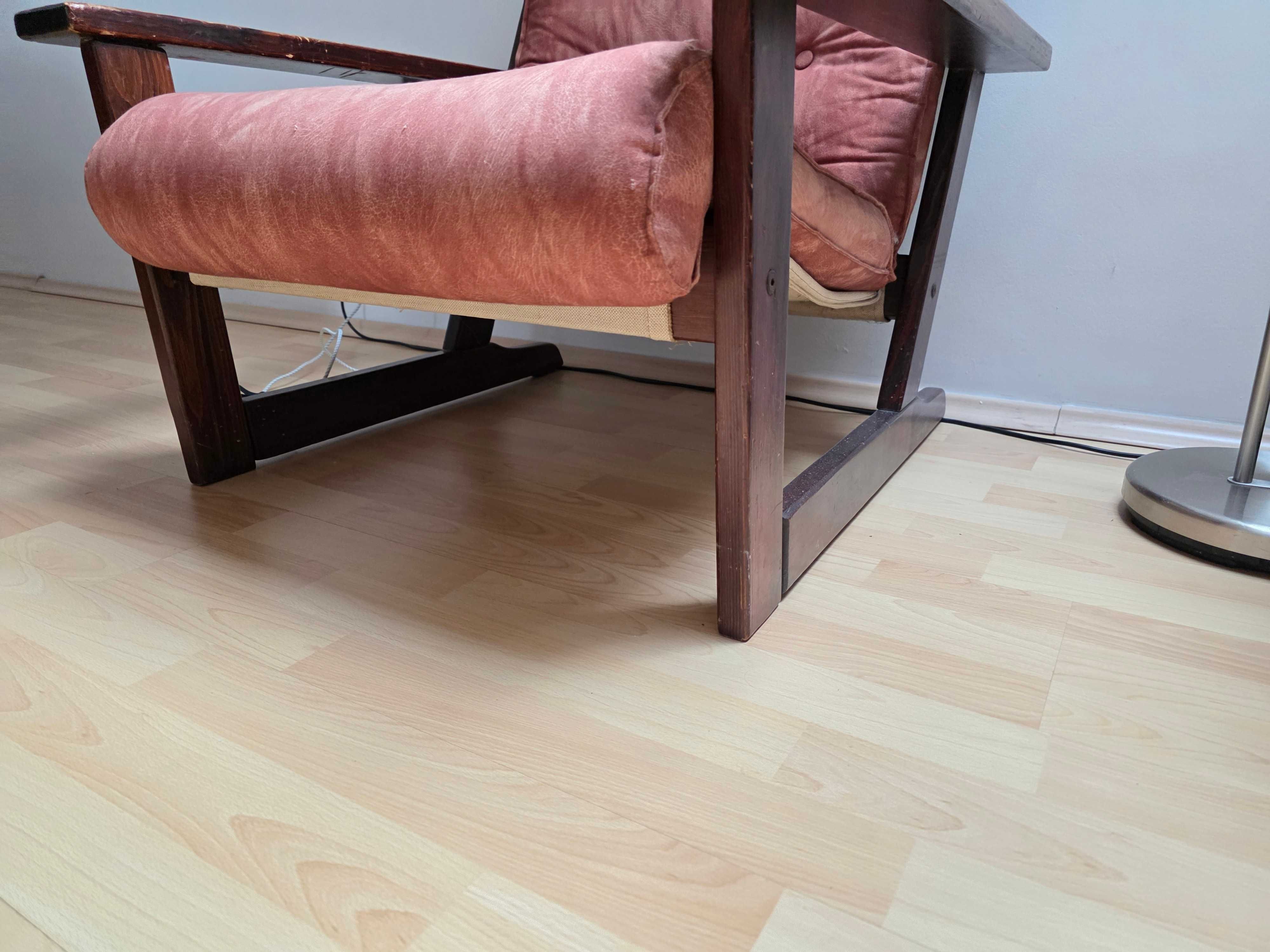 Fotel do salonu, szerokie podłokietniki