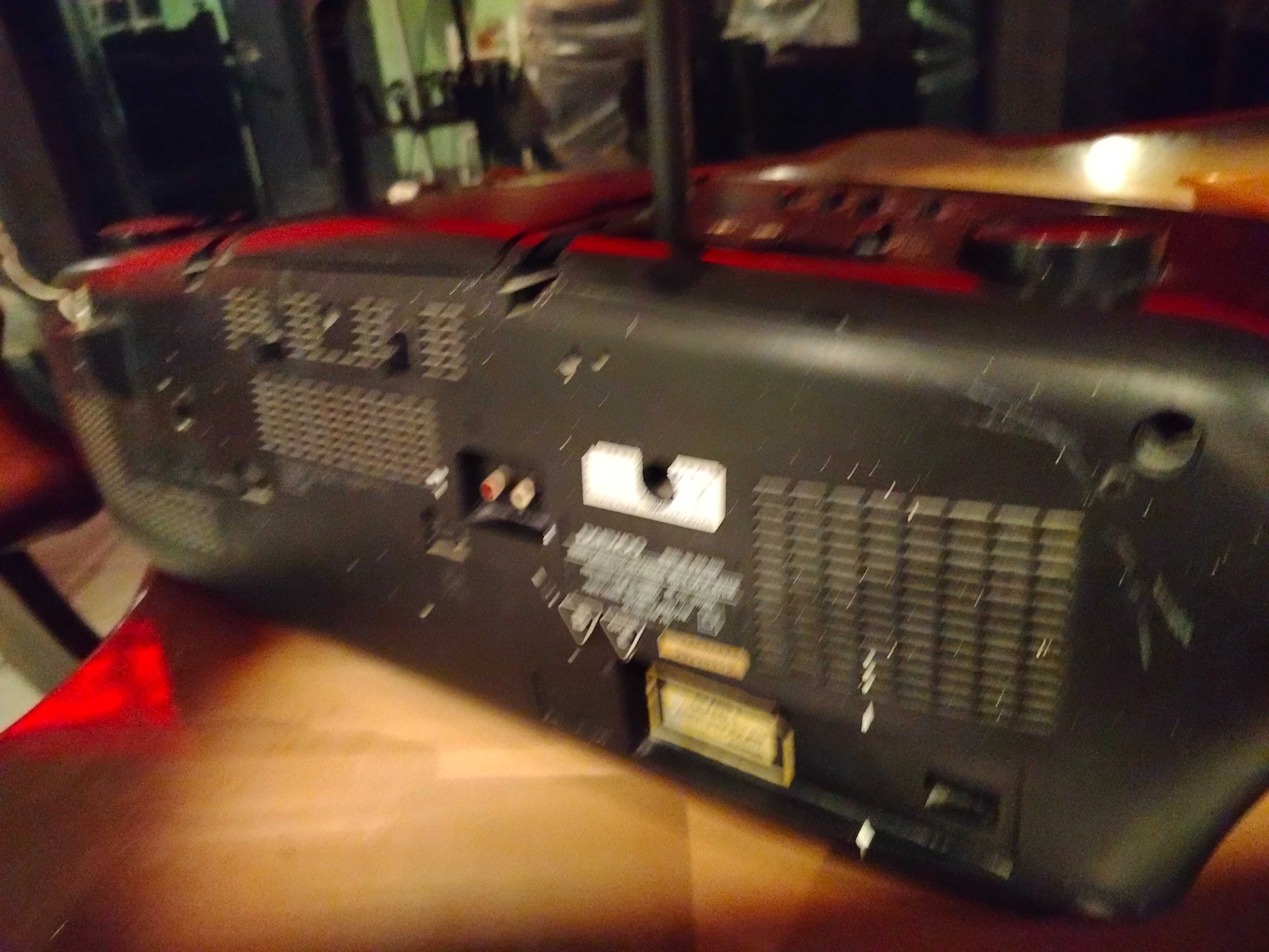 Daewoo. Głośno i dobrze odbiera radio FM. Pięknie czysto gra!