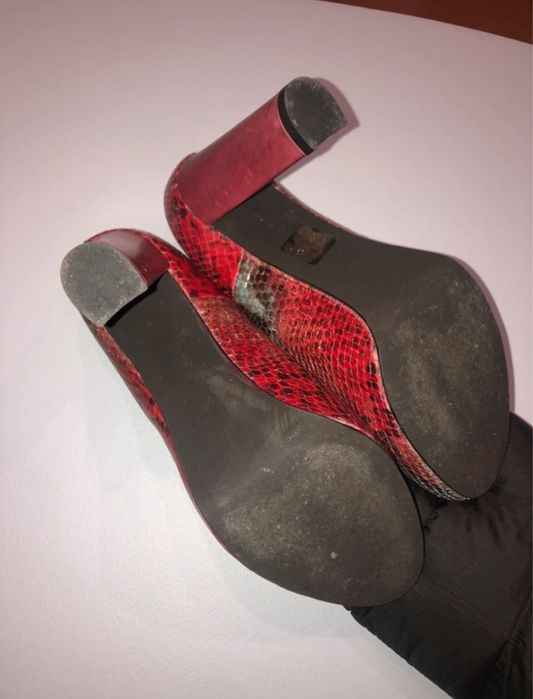 Sapatos salto alto estilo pele crocodilo