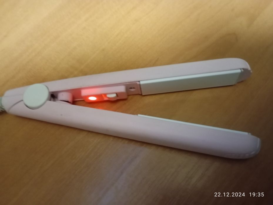 Утюжок та плойка