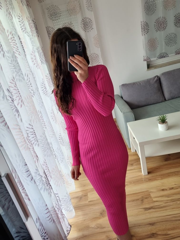 Nowa różowa prążkowana sukienka midi z golfem r. M
