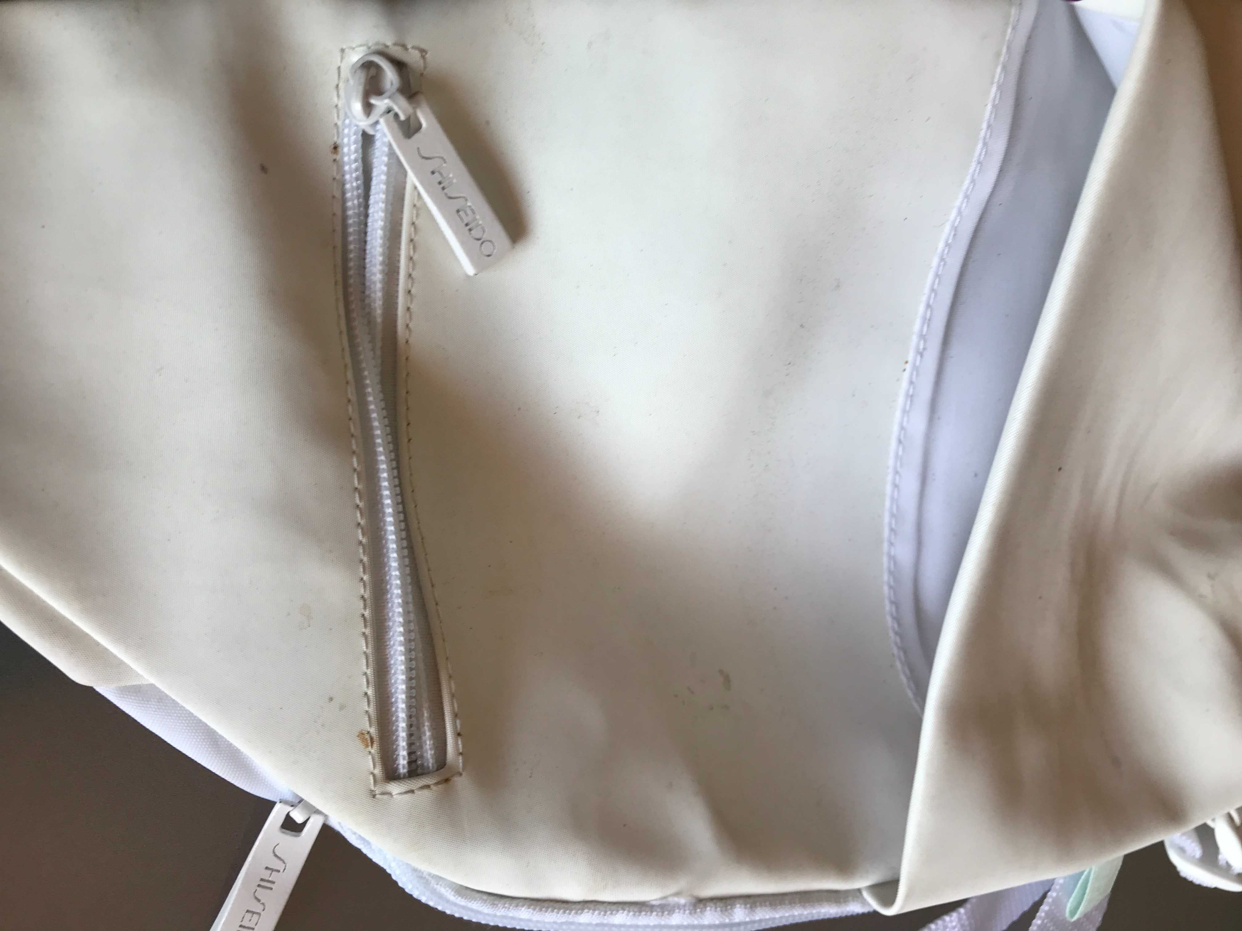 Mala tipo mochila em branco