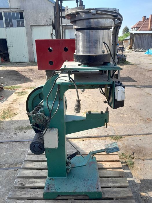 Maszyna do mocowania nakrętek kłowych / pazurkowych T-nuts