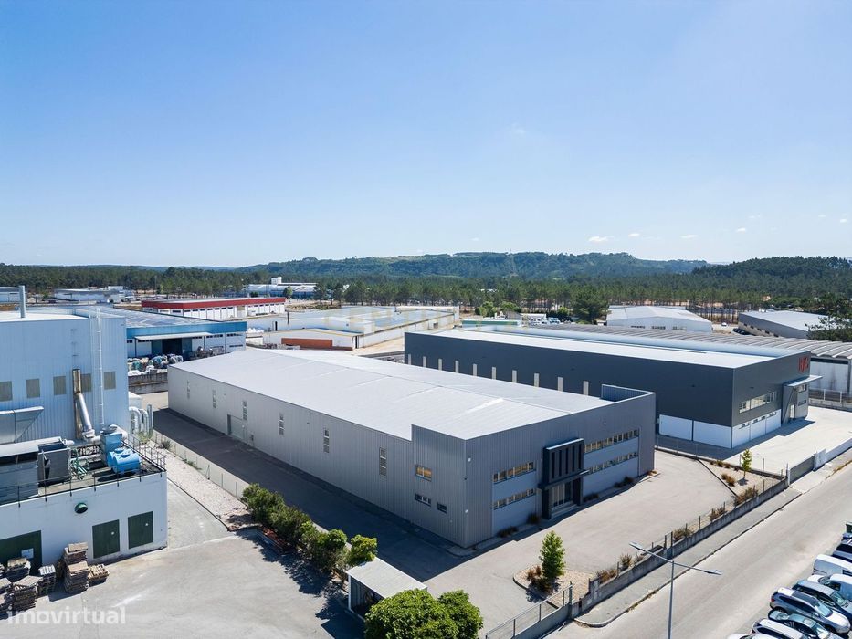 Pavilhão Industrial com 2329m2 no Casal da Areia-Alcobaça