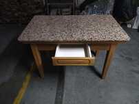 Mesa de cozinha com tampo em granito