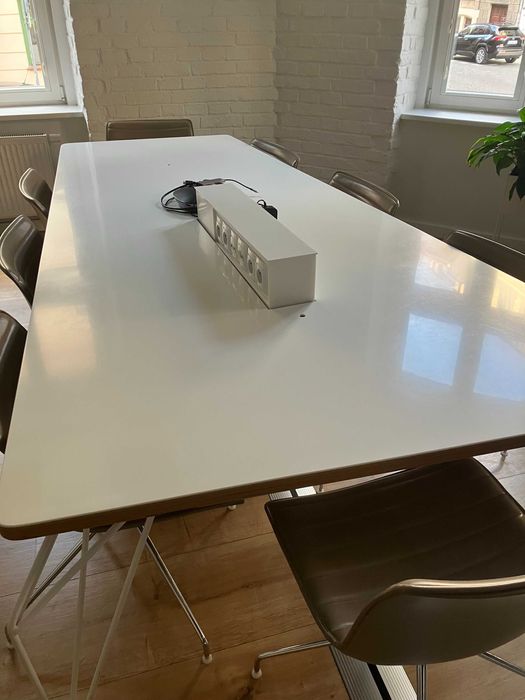 Corian stół konferencyjny 260×144x90 z panelem zasilania – biały