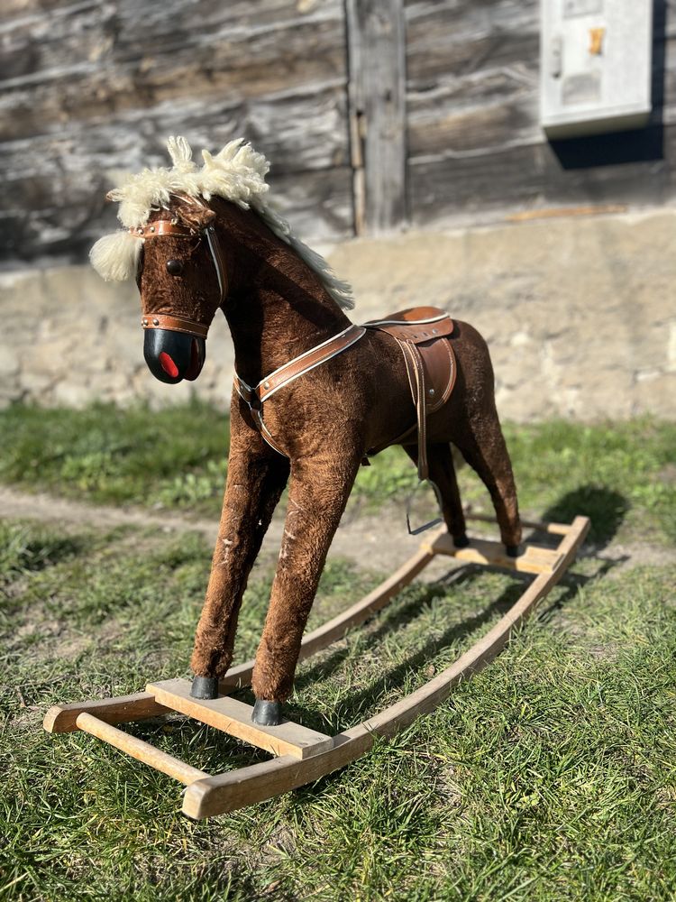 Koń na biegunach dla dziecka