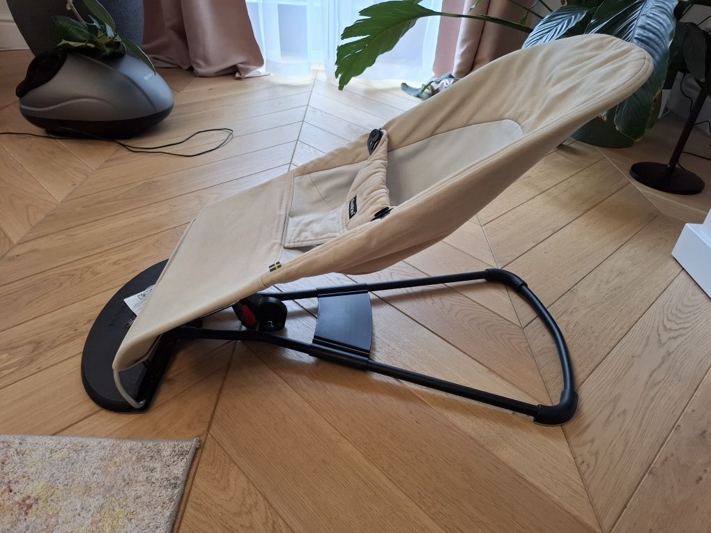 Leżaczek bujaczek BabyBjorn 2w1 kolor camelowy