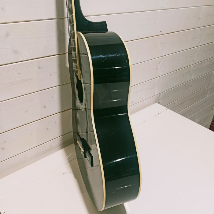 Gitara klasyczna, akustyczna.