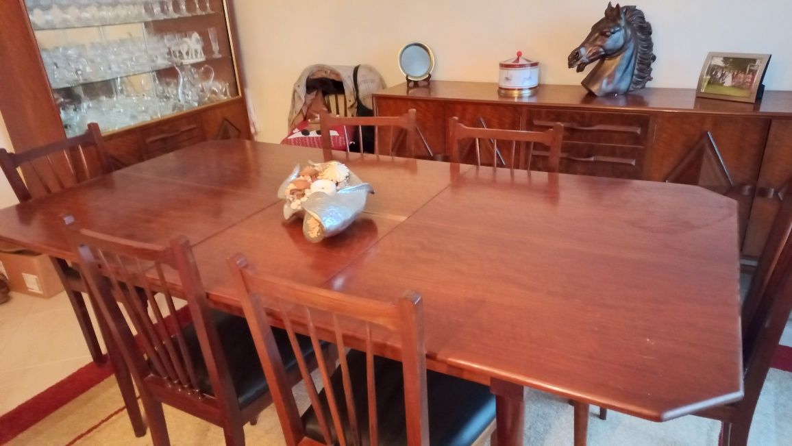 Mesa de jantar e cadeiras de madeira
