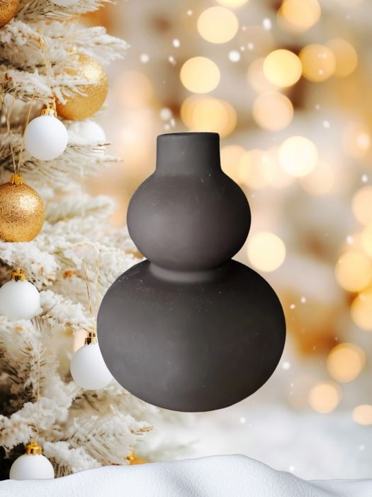 Czarny matowy wazon z kamionki Jysk wysokość 15 cm loft