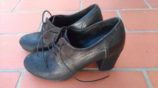 Sapatos pretos de Couro Verdadeiro