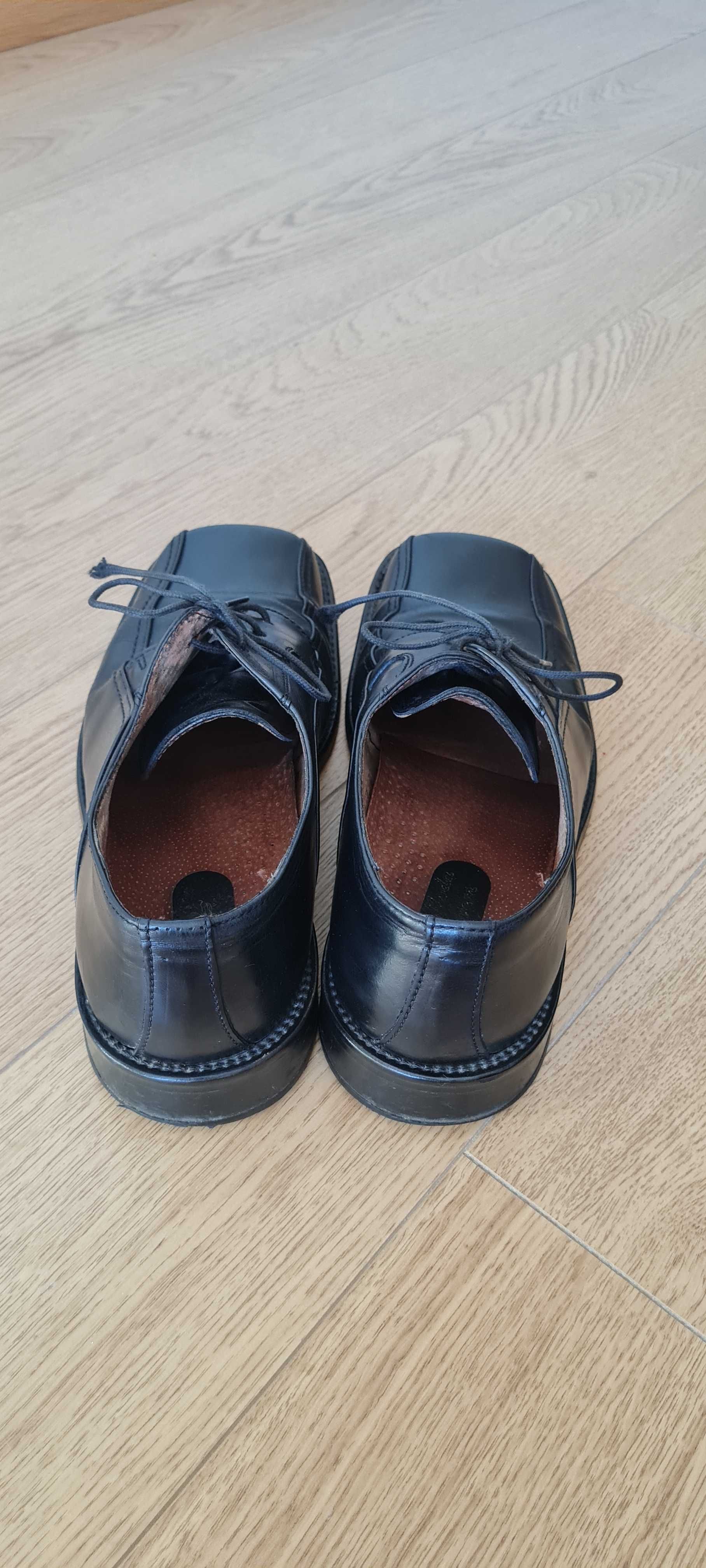 Sapatos pretos formais