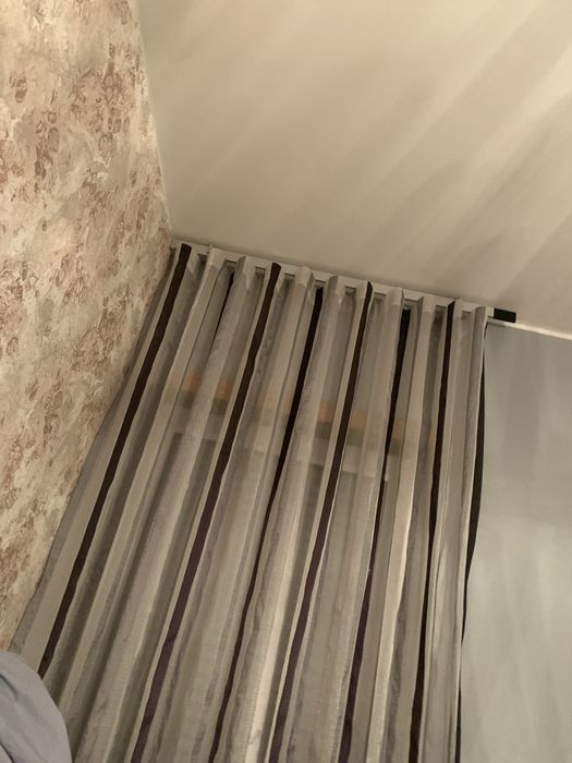 Cortinados tipo organza  de riscas cor cinzas e preto