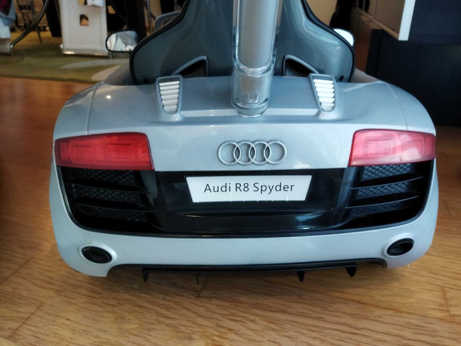 VENDE - Audi R8 criança com tapa-sol