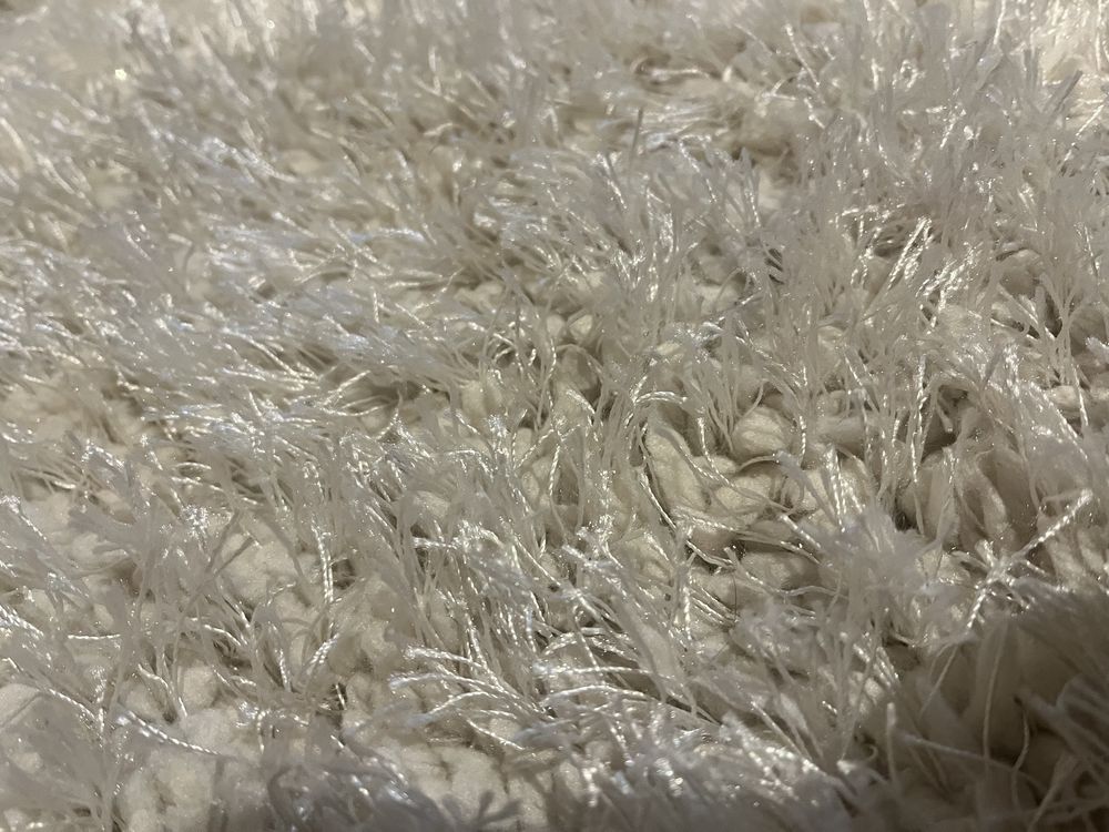 Dywan bialy ze srebrna nitka