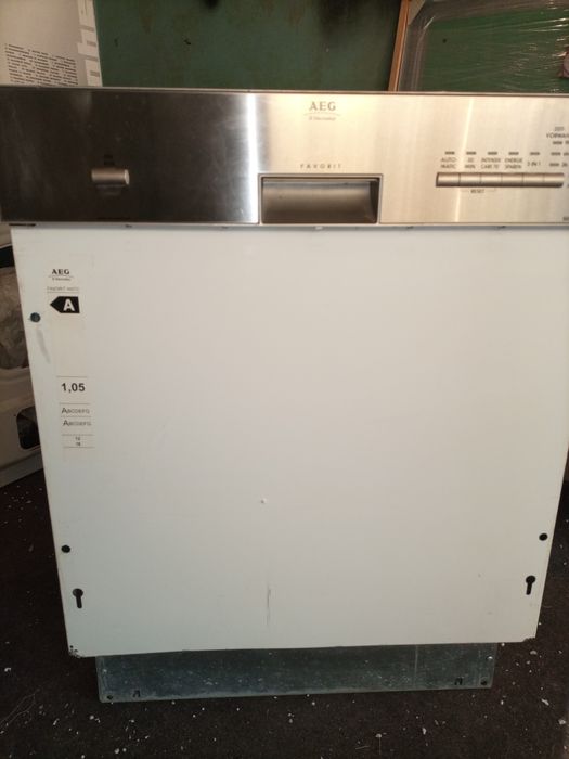 Продам встраеваемую посудомоечную машину.