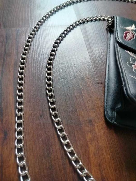 Torebka na łańcuchy mała czarna ramię listonoszka elegancka haftowana
