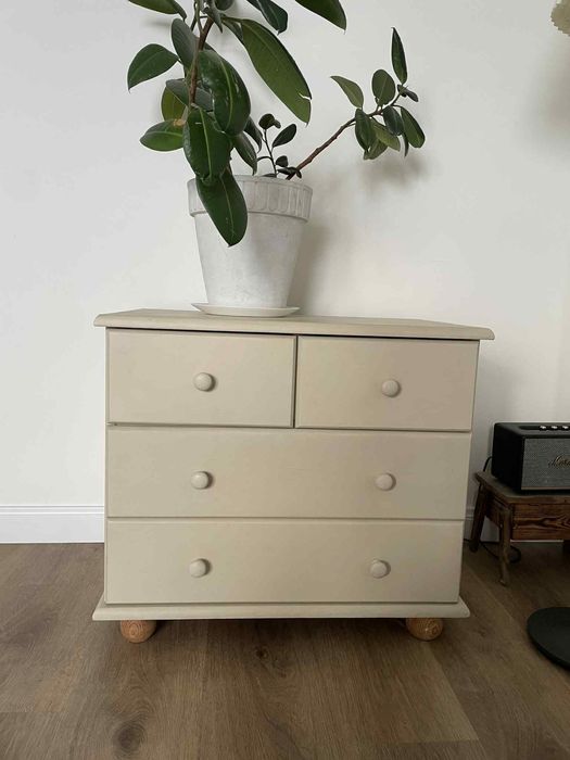 Beżowa drewniana komoda