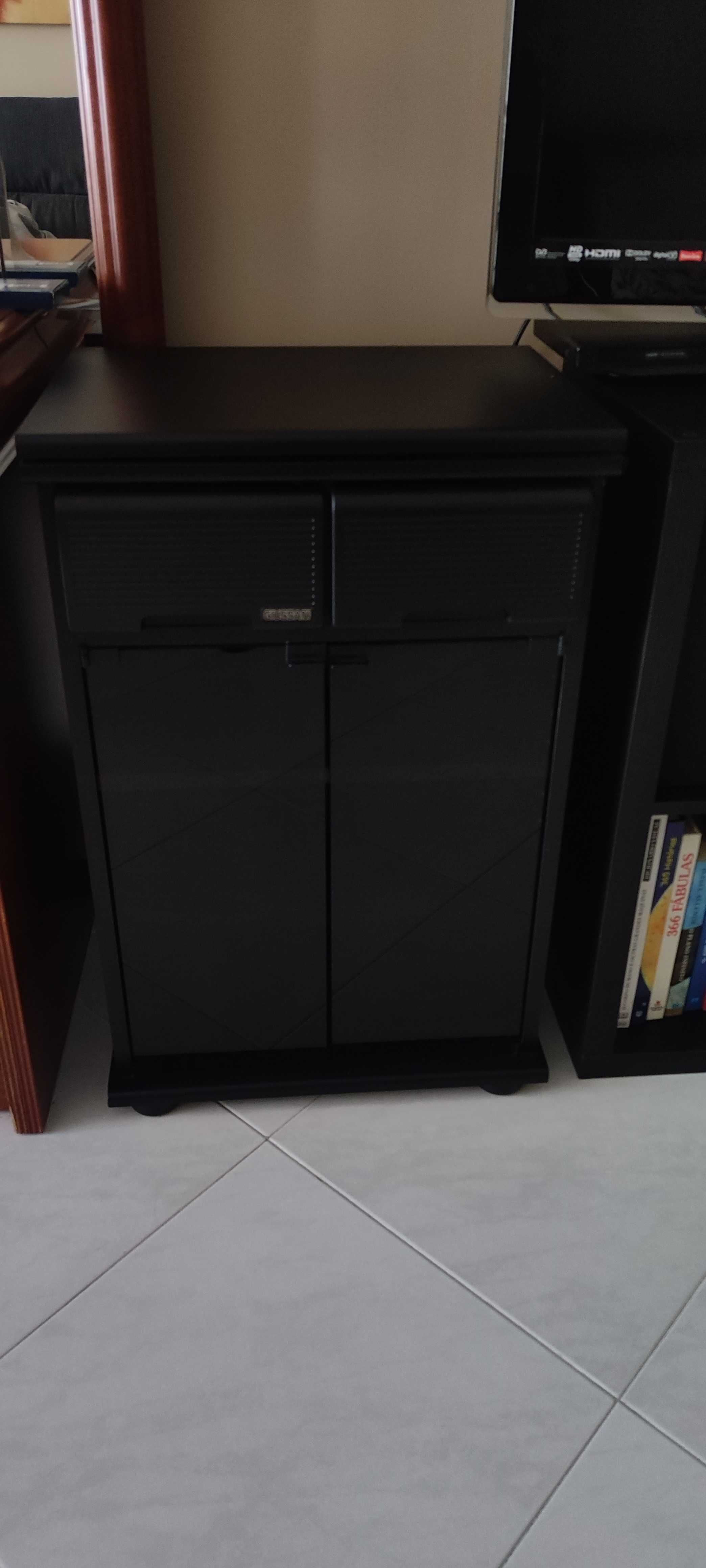 Mesa/suporte para TV com arrumação
