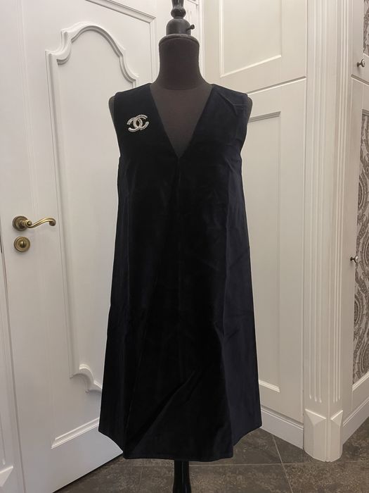 COS piękna sukienka, tkanina- aksamit z kontrafałdą