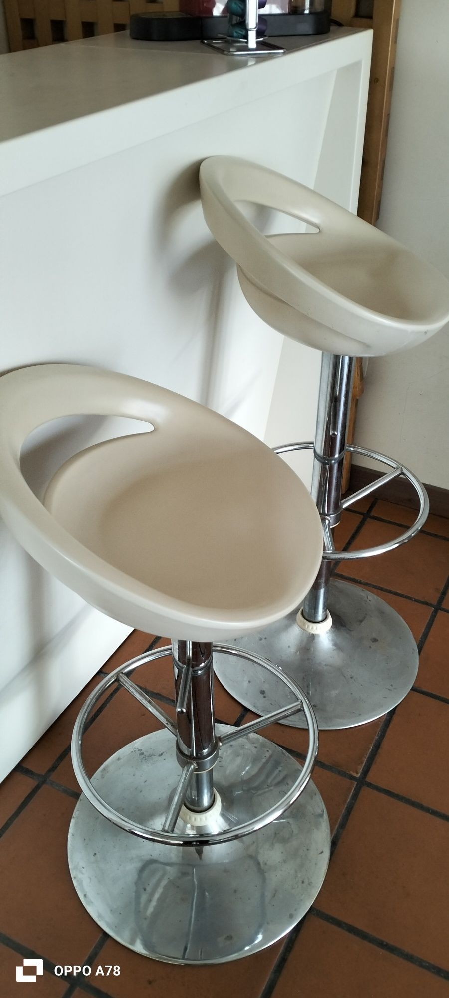 Cadeiras de bar, rotativas e com sistema elevatório.