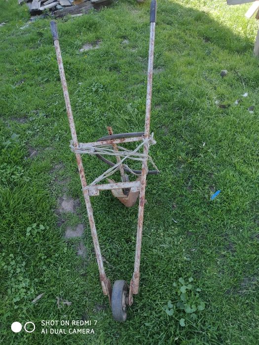 Плужок ручной для окучивания.