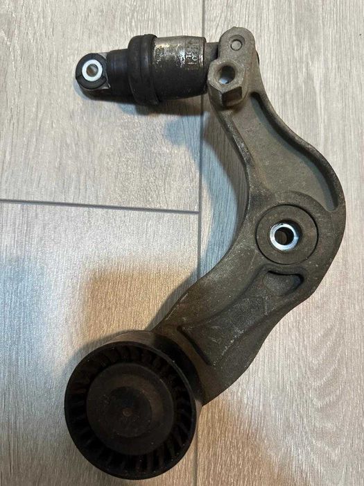 Натяжний ролик поликлинового ременя на SsangYong Korado C