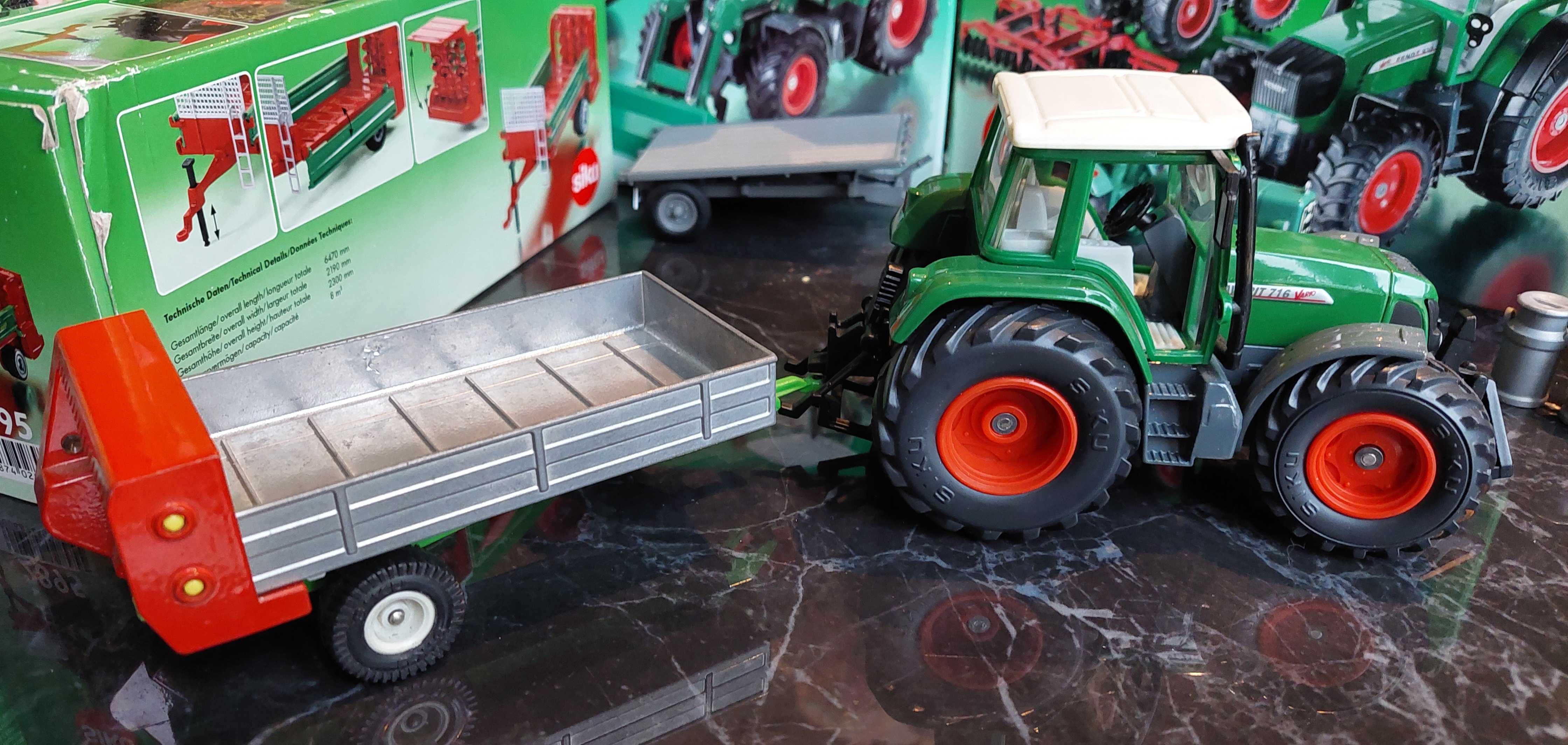 Siku traktor Fendt 716 vario z rozrzutnikiem obornika 1:32