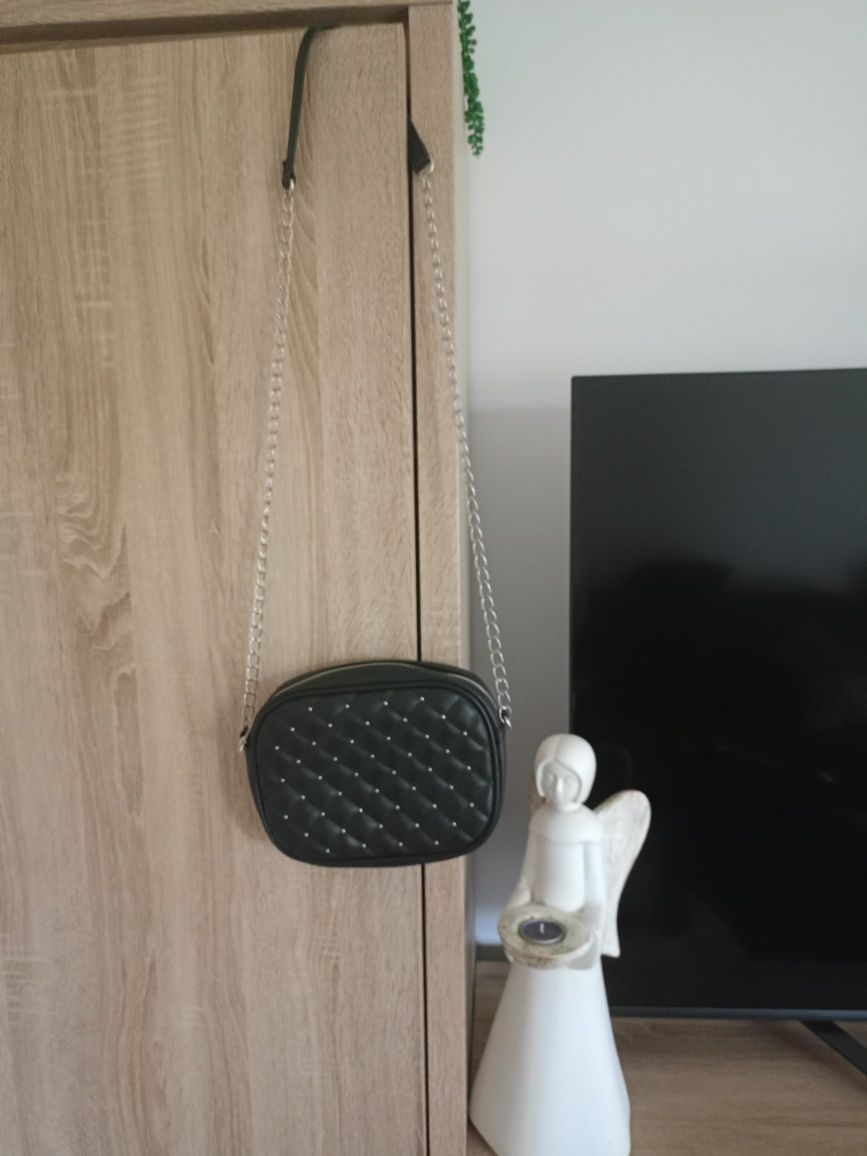 Nowa torebeczka z ćwiekami na łańcuszku