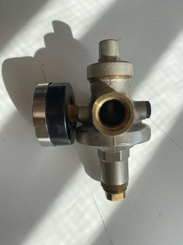 Редуктор давления мембранный VALTEC 3/4 VT.085.N.0507 с манометром