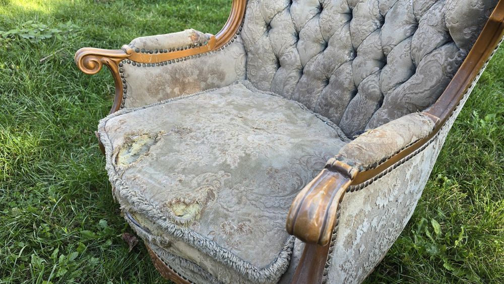 Dwa fotele Ludwiki do renowacji