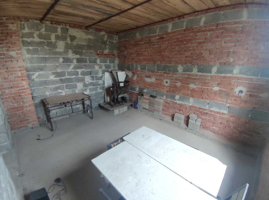 Продається незавершене будівництво  в с .Угільна 20сот.землі!