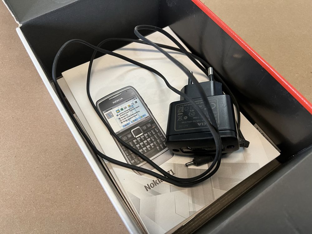 Nokia E71 com caixa e manuais
