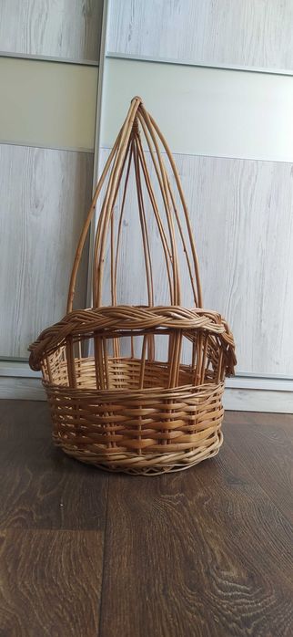 Плетёная корзина ручной работы.