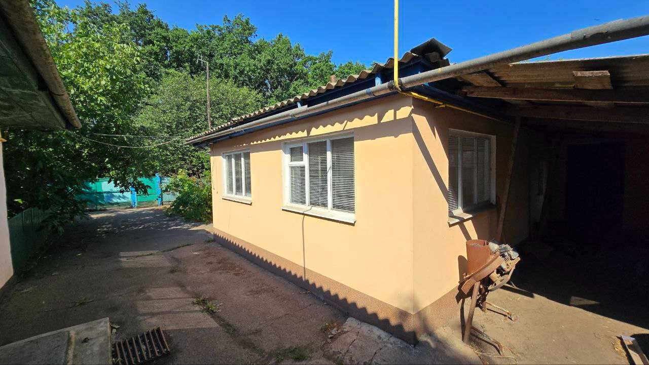 Добротний будинок у Леськах