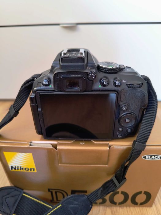 Nikon D5300 + obiektyw AF-S DX NIKKOR 18-105 mm VR + 2 baterie