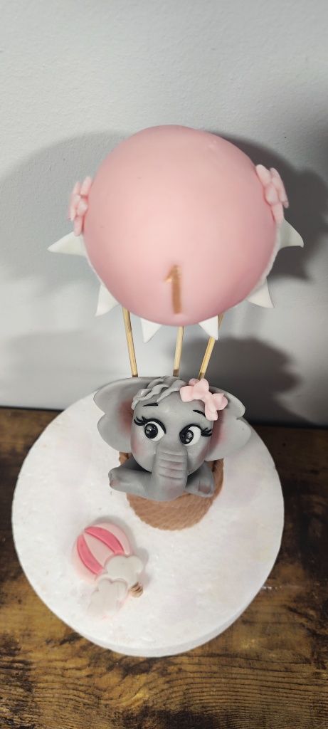 Słonik w balonie dekoracja z masy cukrowej na tort jadalna ozdo
