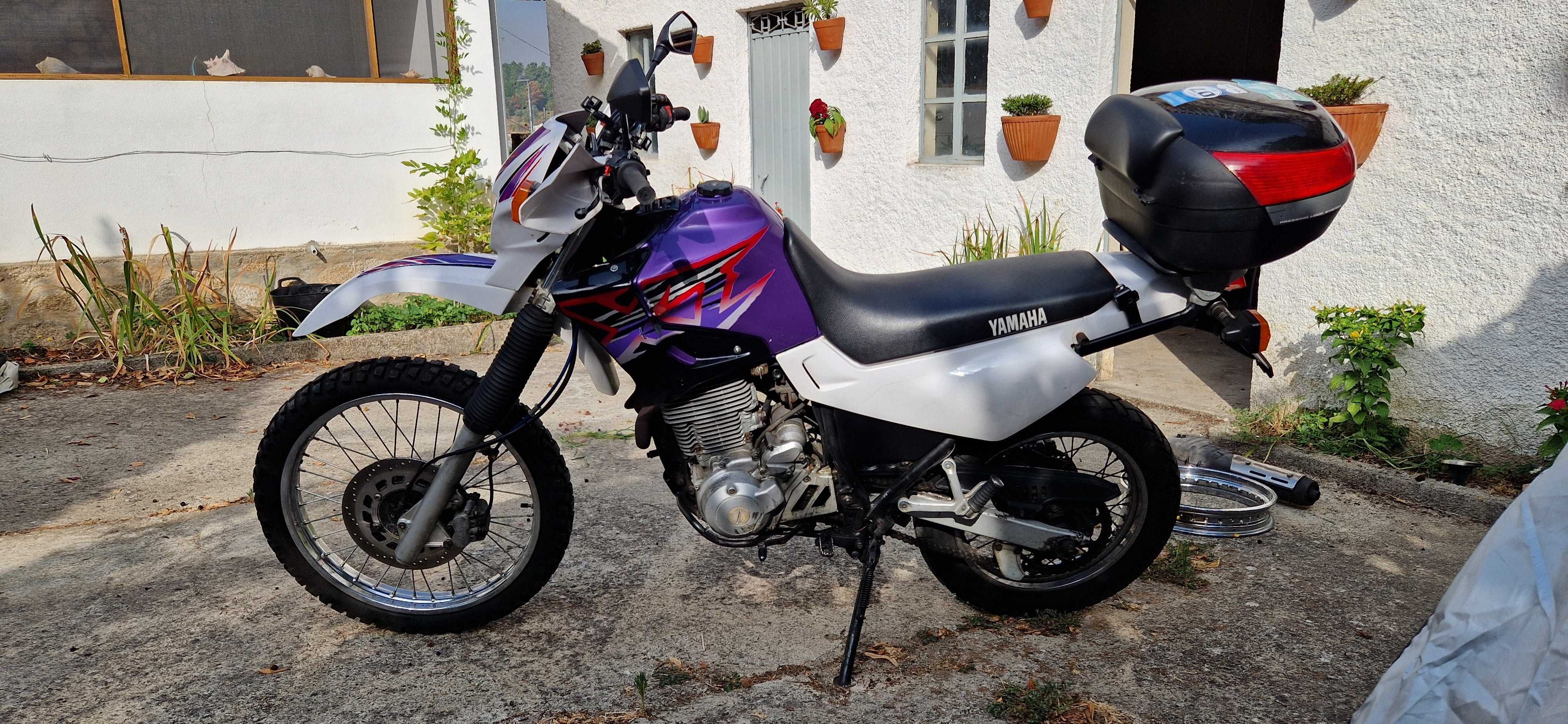 Na estrada-fora da estrada Yamaha XT 600