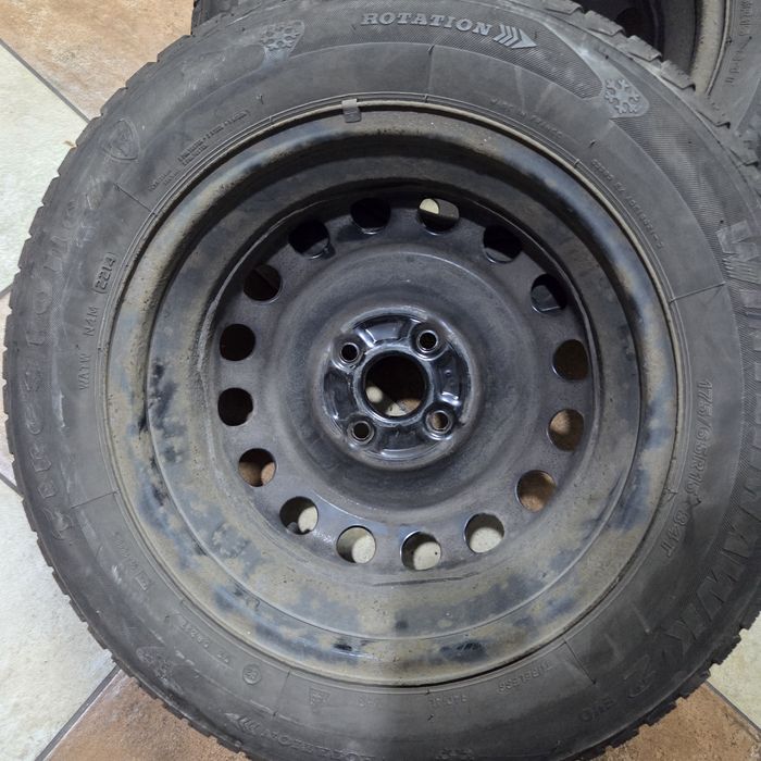 Kola toyota yaris felgi + opony  15 zima